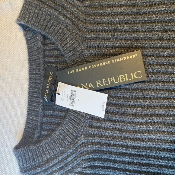 Banana Republic cropped chunky merino cashmere sweater. - Picture 5 of 9